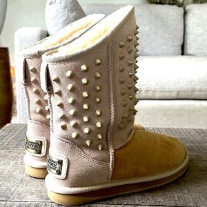 NWOT AUSTRALIA  LUXE COLLECTIVE  Pistol genuine sheepskin short boots. Chestnut